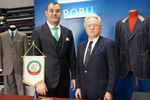 Il Presidente dell'Accademia Nazionale dei Sartori, Sebastiano Di Rienzo (destra) insieme al maestro sarto Daniel Robu (sinistra)